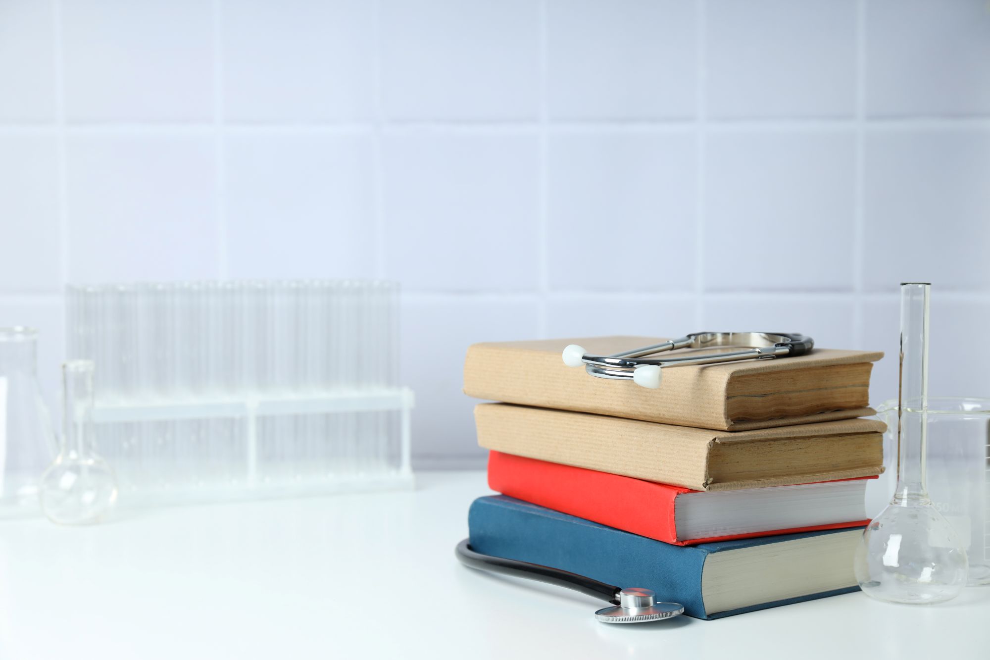 Livros sobre medicina endocanabinoide: os títulos essenciais para médicos, dentistas e profissionais da saúde que desejam prescrever com segurança