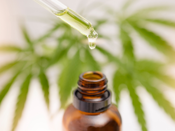 Como o corpo reage à cannabis: efeitos comuns do CBD e do THC 