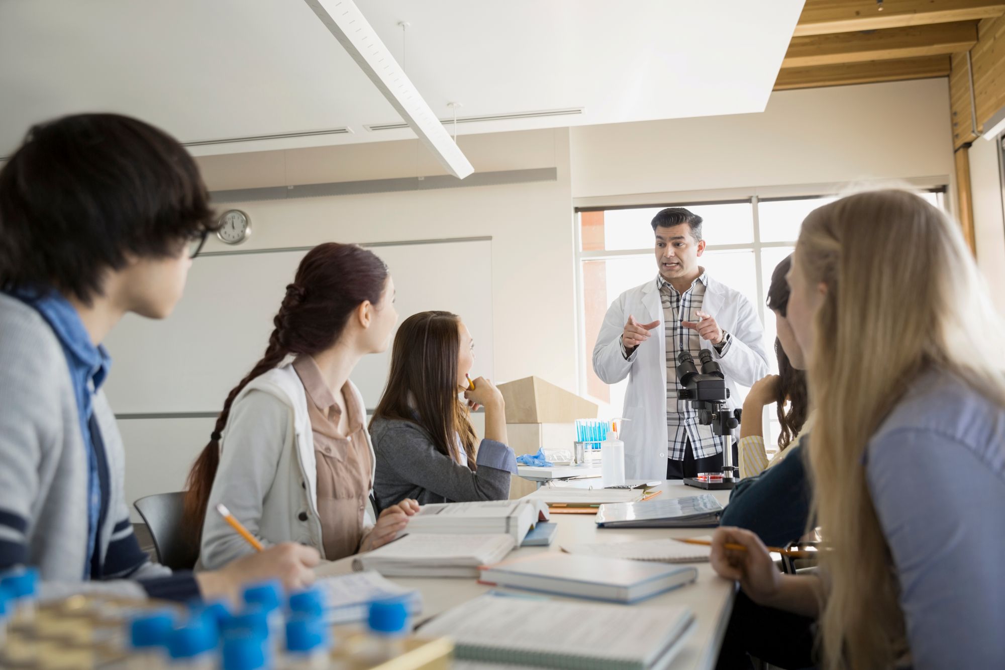 Como economizar em cursos, congressos e associações: guia prático para prescritores de cannabis