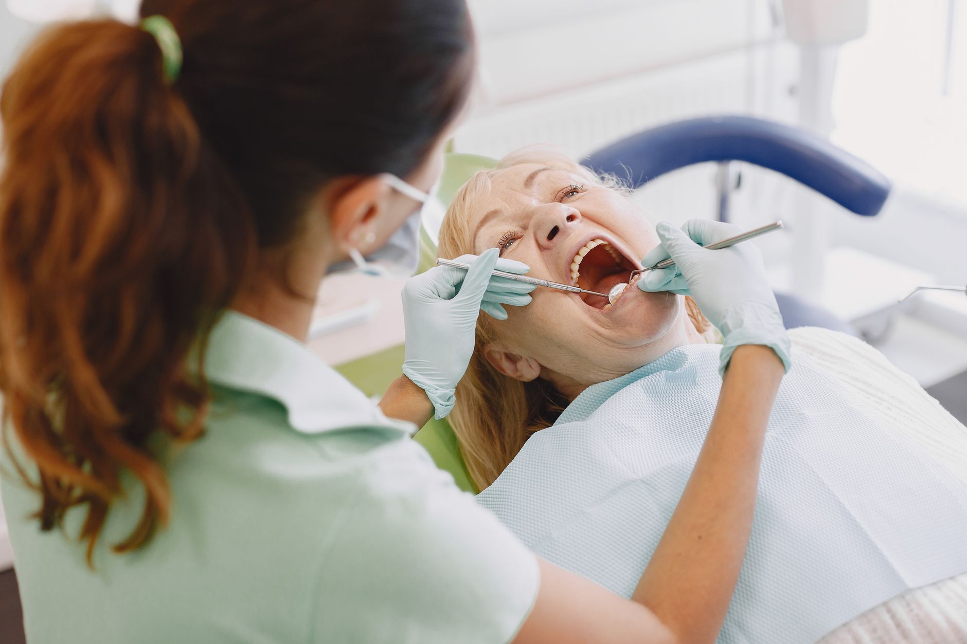 Close-up de uma criança passando por um exame dental em uma clínica.