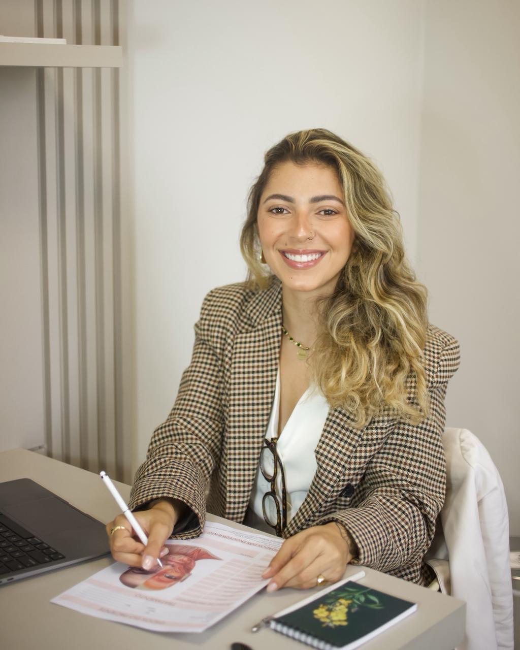 Dra. Letícia Fernanda de Freitas Bonfim , Dentista